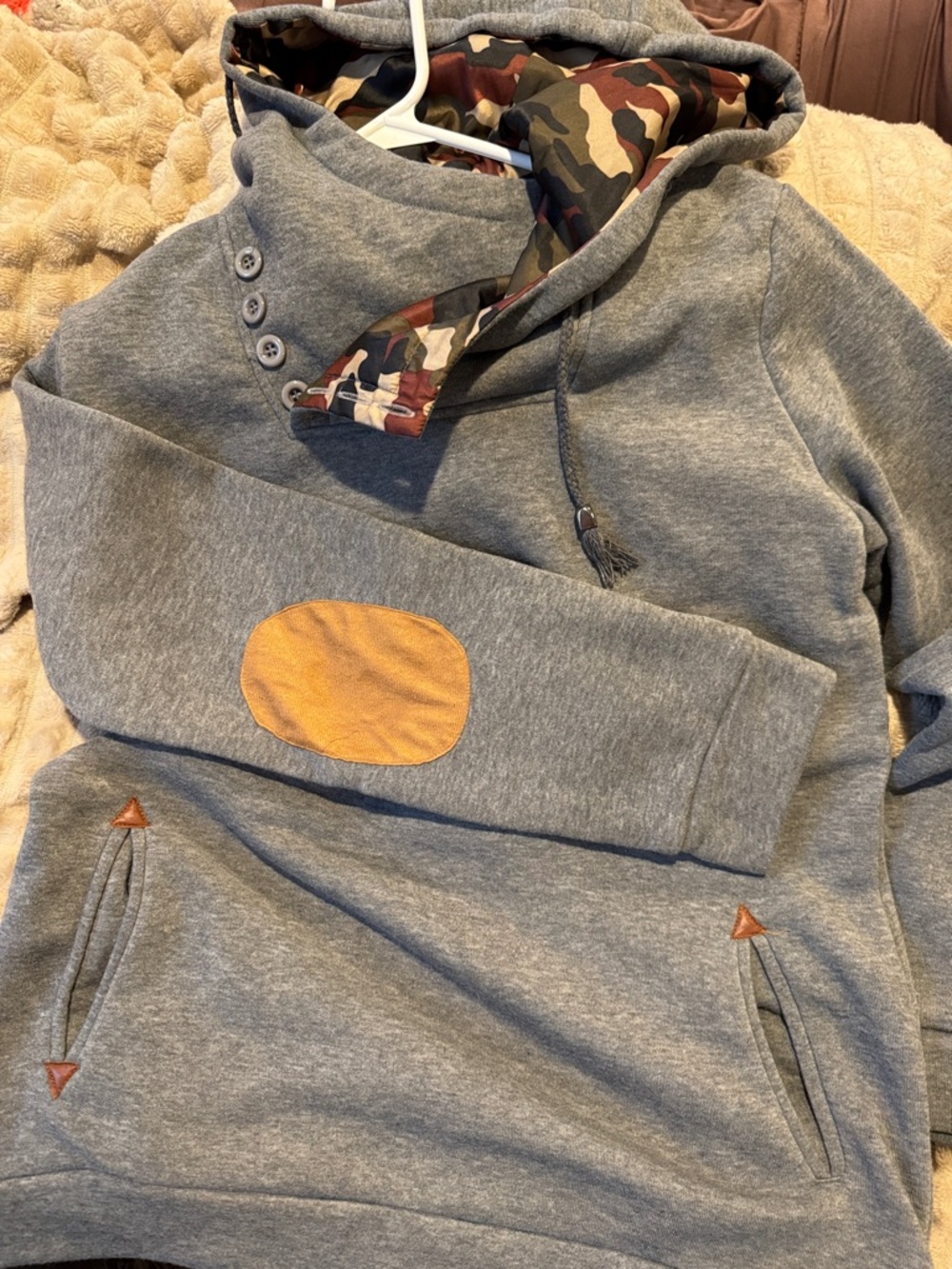 Women’s camo sweatshirt with style
